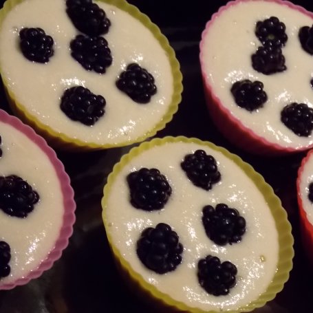 Krok 4 - Jogurtowe muffinki z jeżynami foto