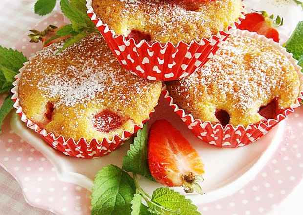 Fotografia przedstawiająca Jogurtowe muffinki z truskawkami