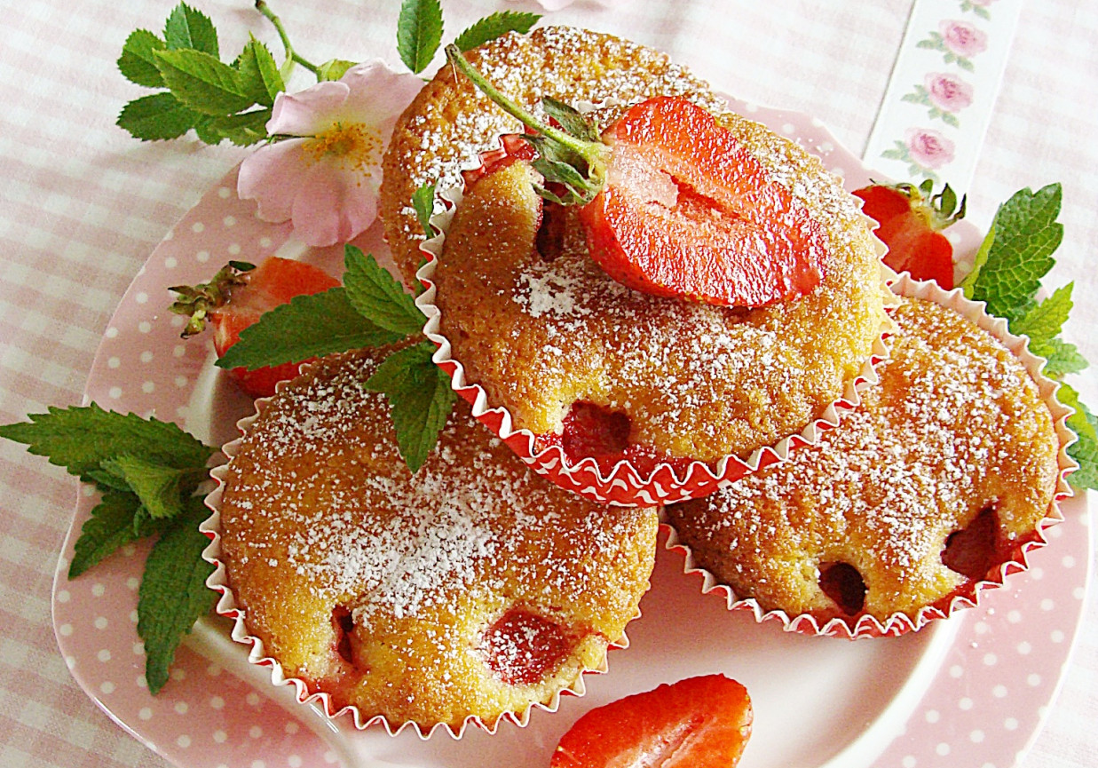 Jogurtowe muffinki z truskawkami foto
