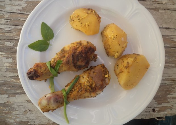 Fotografia przedstawiająca Jogurtowe pałki z kurczaka zapiekane na ziemniakach :)