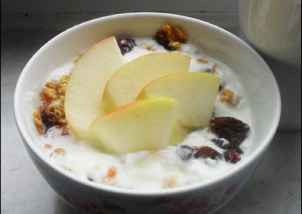 Fotografia przedstawiająca Jogurtowe śniadanie pełne bakalii