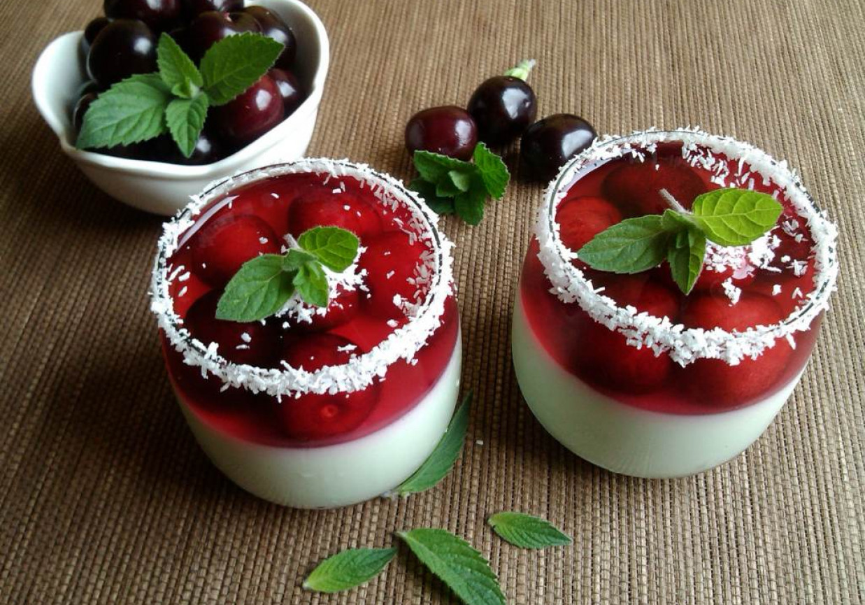 Jogurtowiec z czereśniami w szklaneczkach foto