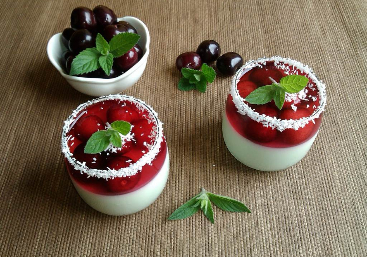Jogurtowiec z czereśniami w szklaneczkach foto