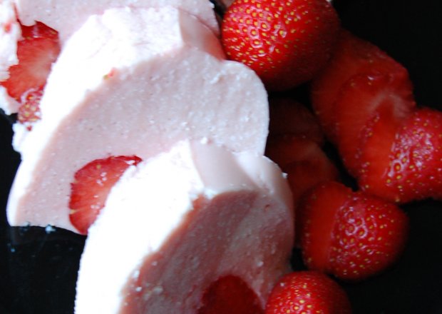 Fotografia przedstawiająca Jogurtowiec z truskawkami bez cukru
