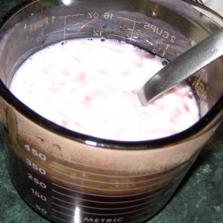 Krok 1 - jogurtowo galaretkowe babeczki z czekoladą i posypką... foto