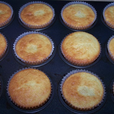Krok 5 - Jogurtowo i śliwkowo, czyli muffinki deserowo :) foto