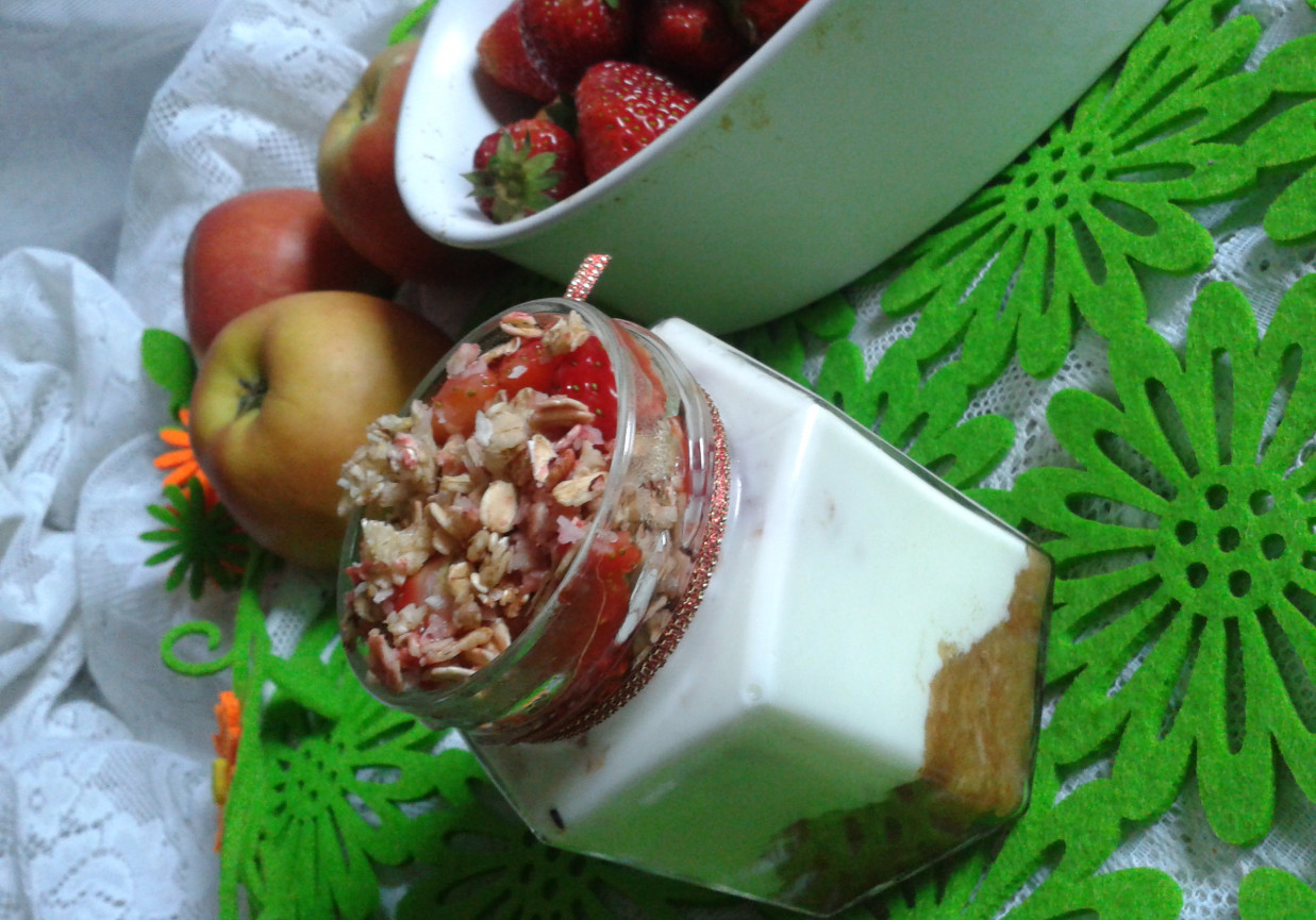 Jogurtowo-słoikowe śniadanie do pracy foto
