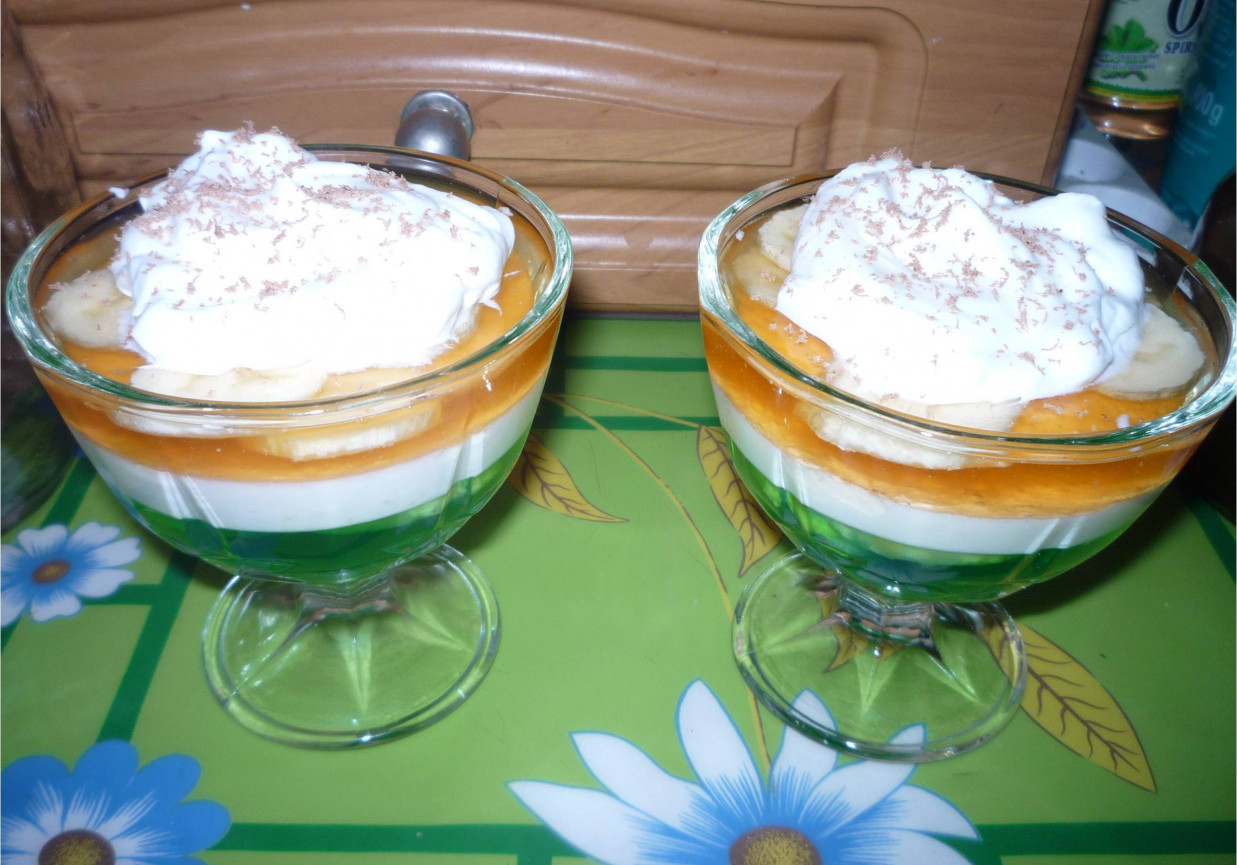 Jogurtowo-Galaretkowy deser. foto