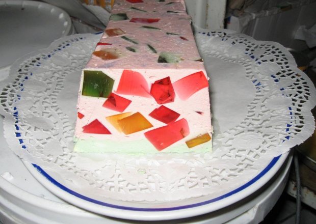 Fotografia przedstawiająca Jogurtowy blok z galaretkami