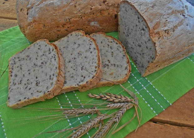 Fotografia przedstawiająca Jogurtowy chleb z kalarepką i siemieniem lnianym