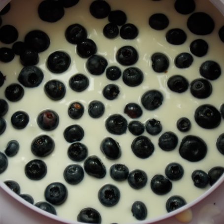 Krok 3 - Jogurtowy deser z borówkami amerykańskimi foto