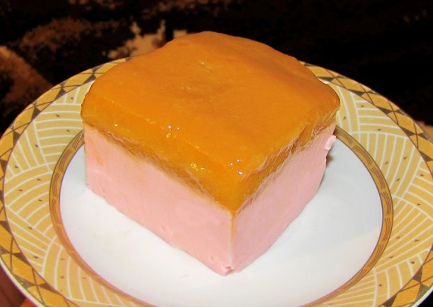 Fotografia przedstawiająca Jogurtowy deserek z musem mango