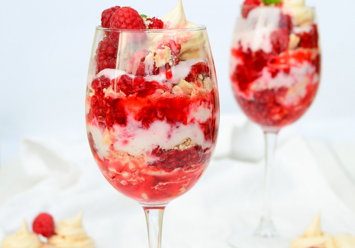 Jogurtowy eton mess z malinami foto