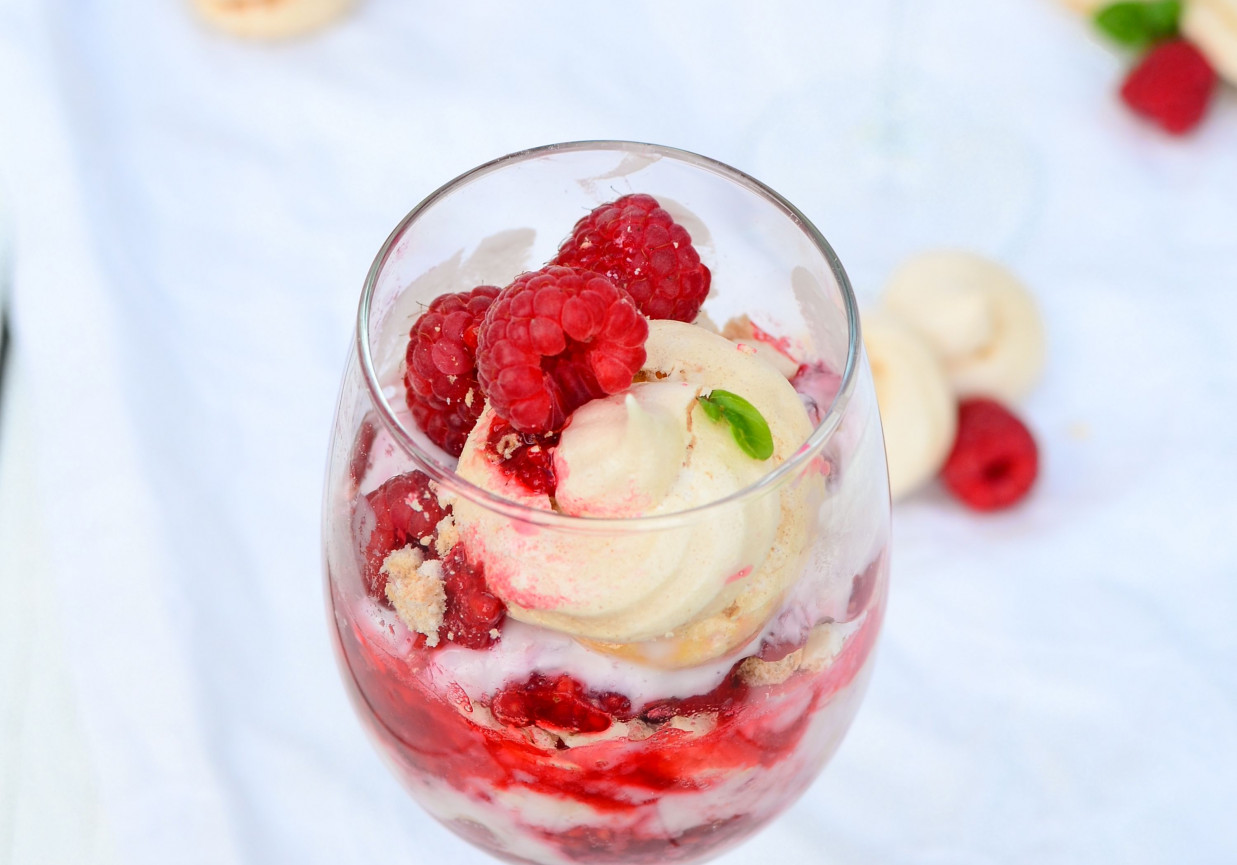 Jogurtowy eton mess z malinami foto