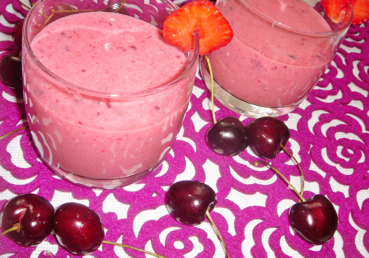 Jogurtowy koktajl z czereśniami i truskawkami foto