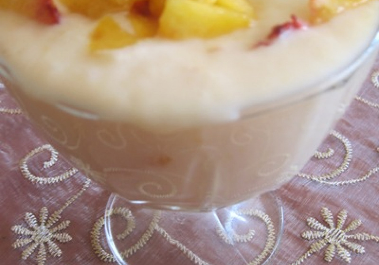Jogurtowy mus o smaku ananasowo-brzoskwiniowym foto