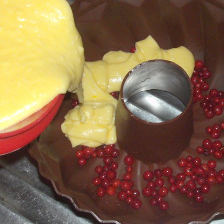 Krok 5 - jogurtowy porzeczkowiec czyli łatwe,tanie,szybkie ciasto... foto