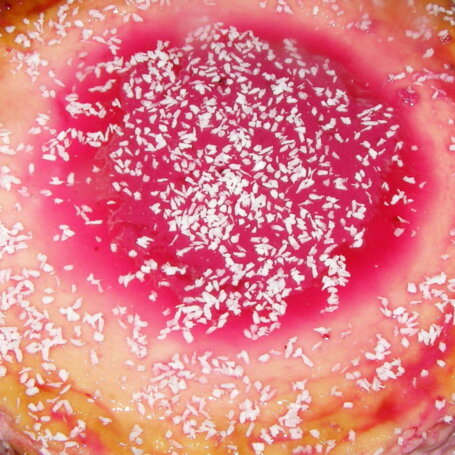 Krok 6 - Jogurtowy sernik z lukrem buraczkowym i kokosem foto