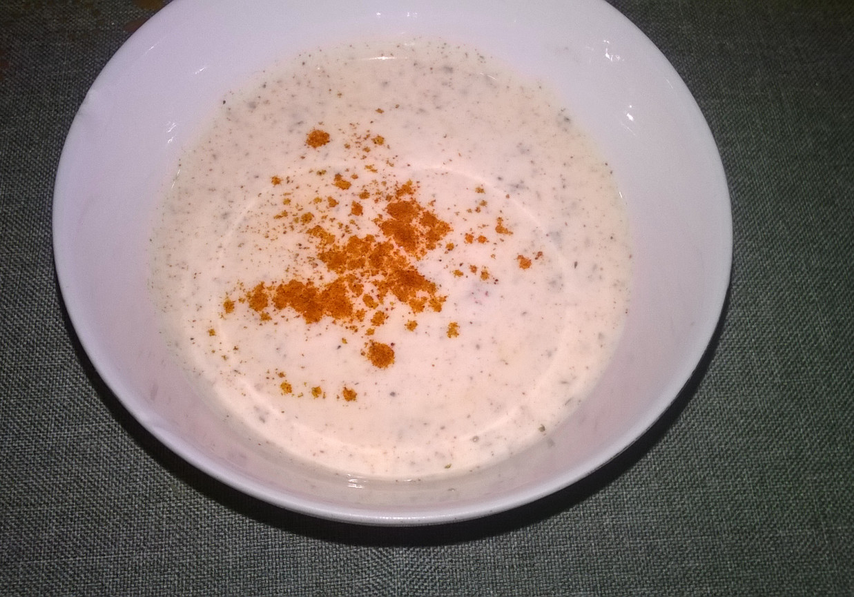 Jogurtowy sos czosnkowo-paprykowy do sałatki foto