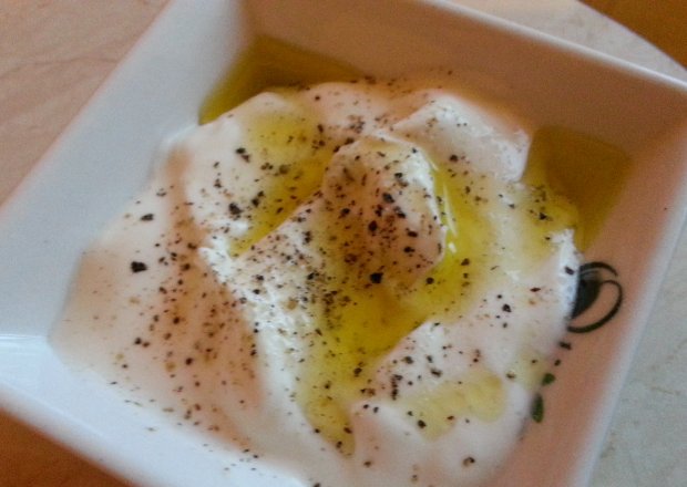 Fotografia przedstawiająca Jogurtowy sos grecki do warzyw