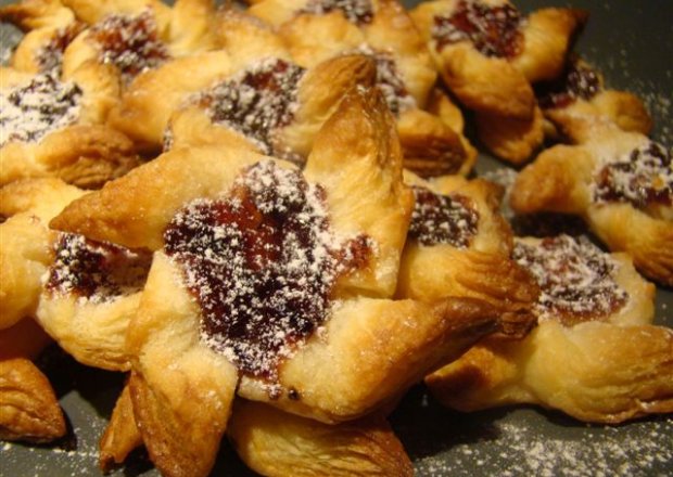 Fotografia przedstawiająca Joulutorttu - fińskie ciasteczka