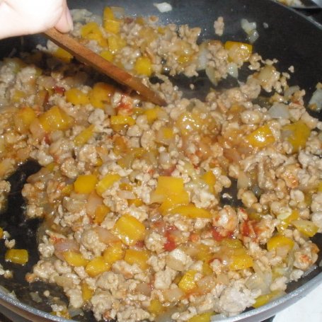 Krok 2 - Kabaczek faszerowany mięsem mielonym i papryką foto