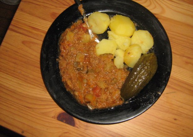 Fotografia przedstawiająca Kabaczek na gorąco z warzywami i mięsem