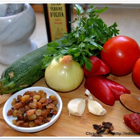Krok 1 - Kabaczek  w  egzotycznym sosie pomidorowym. foto