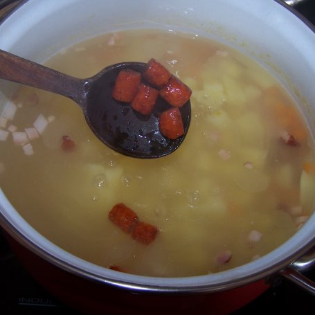 Krok 5 - Kabanos fajna rzecz, czyli zupa z kiełbasianym wsadem :) foto