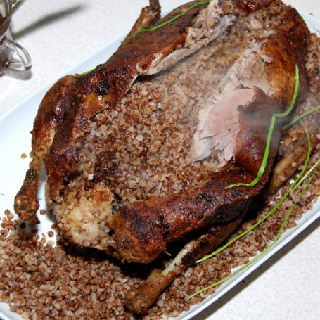 Krok 8 - Kaczka pieczona nadziewana kaszą gryczaną foto
