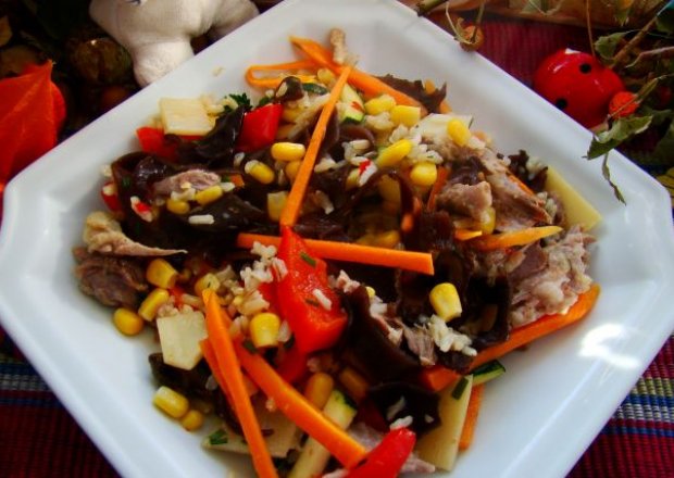 Fotografia przedstawiająca Kaczka z grzybami mun i warzywami z woka