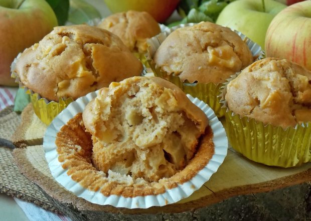 Fotografia przedstawiająca Kajmakowe muffinki z jabłkami i masłem orzechowym