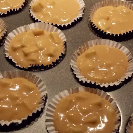 Krok 3 - Kajmakowe muffinki z jabłkami i masłem orzechowym foto