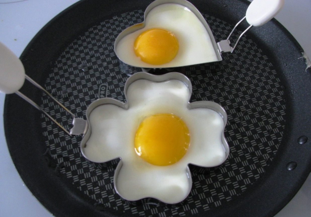 Kajzerki śniadaniowe z łososiem i jajkiem sadzonym foto