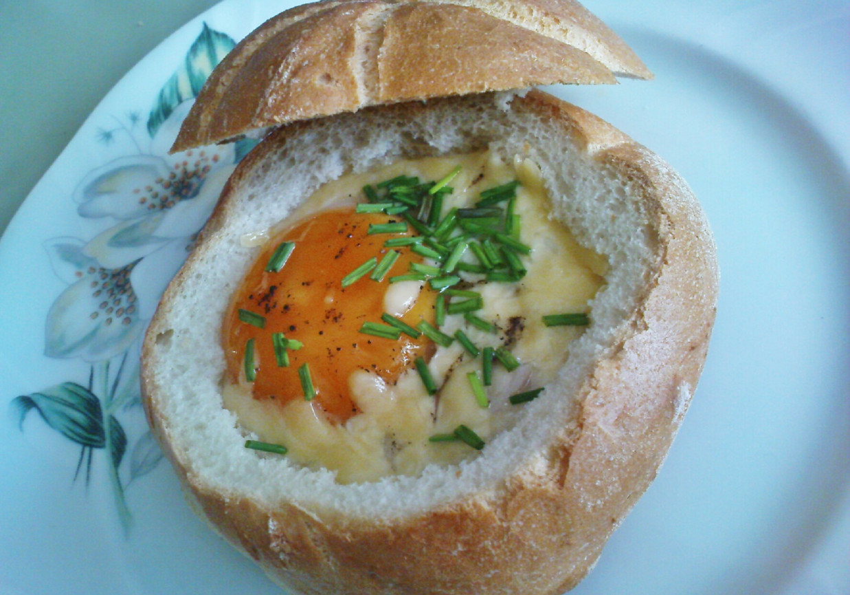 Kajzerkowa miseczka z jajkiem foto