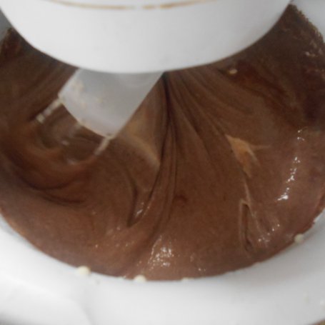 Krok 2 - Kakaowa babka z białą czekoladą foto
