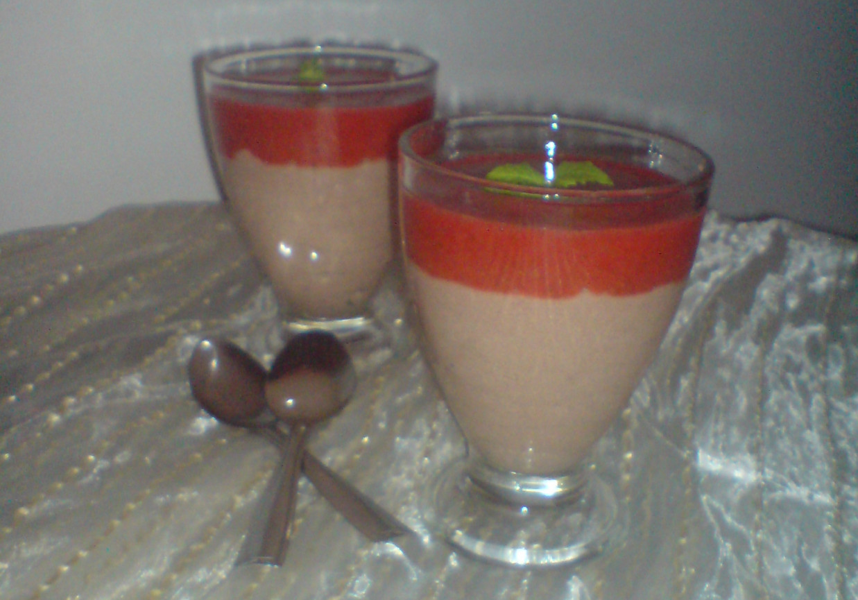 Kakaowa manna z musem truskawkowym foto
