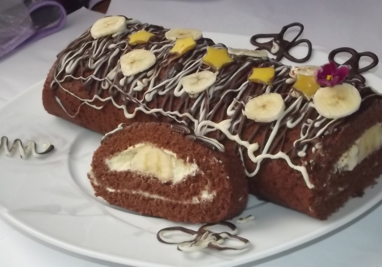 Kakaowa  rolada z bananem oblana czekoladą foto