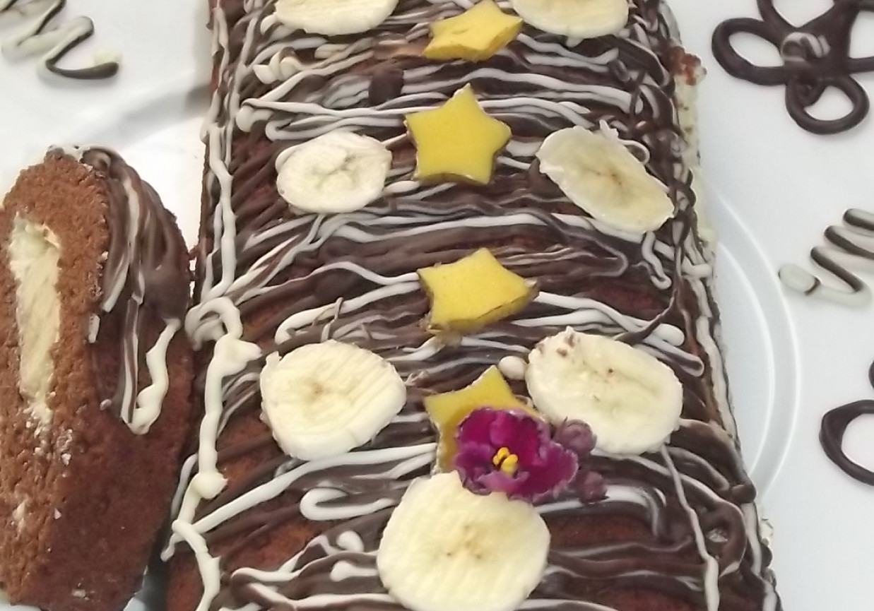 Kakaowa  rolada z bananem oblana czekoladą foto