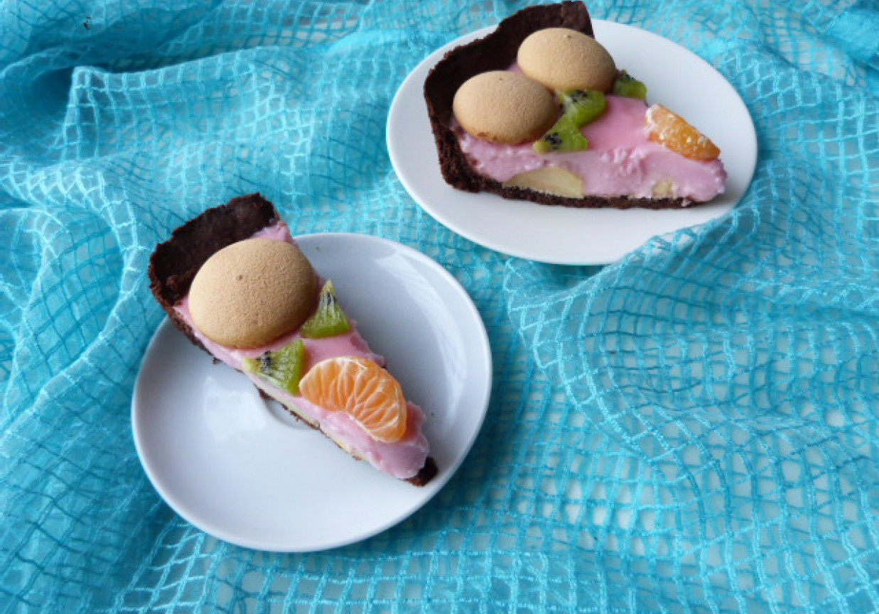 Kakaowa tarta z budyniem i owocami foto