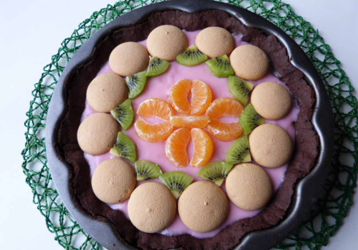 Kakaowa tarta z budyniem i owocami foto