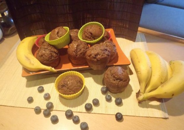 Fotografia przedstawiająca Kakaowe babeczki z bananami