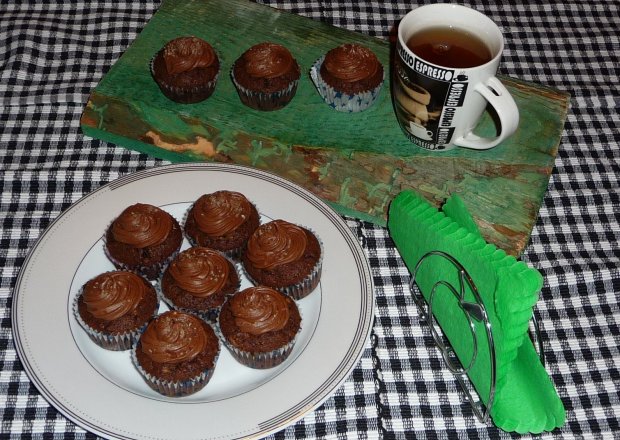 Fotografia przedstawiająca Kakaowe babeczki z czekoladowym kremem i orzechami