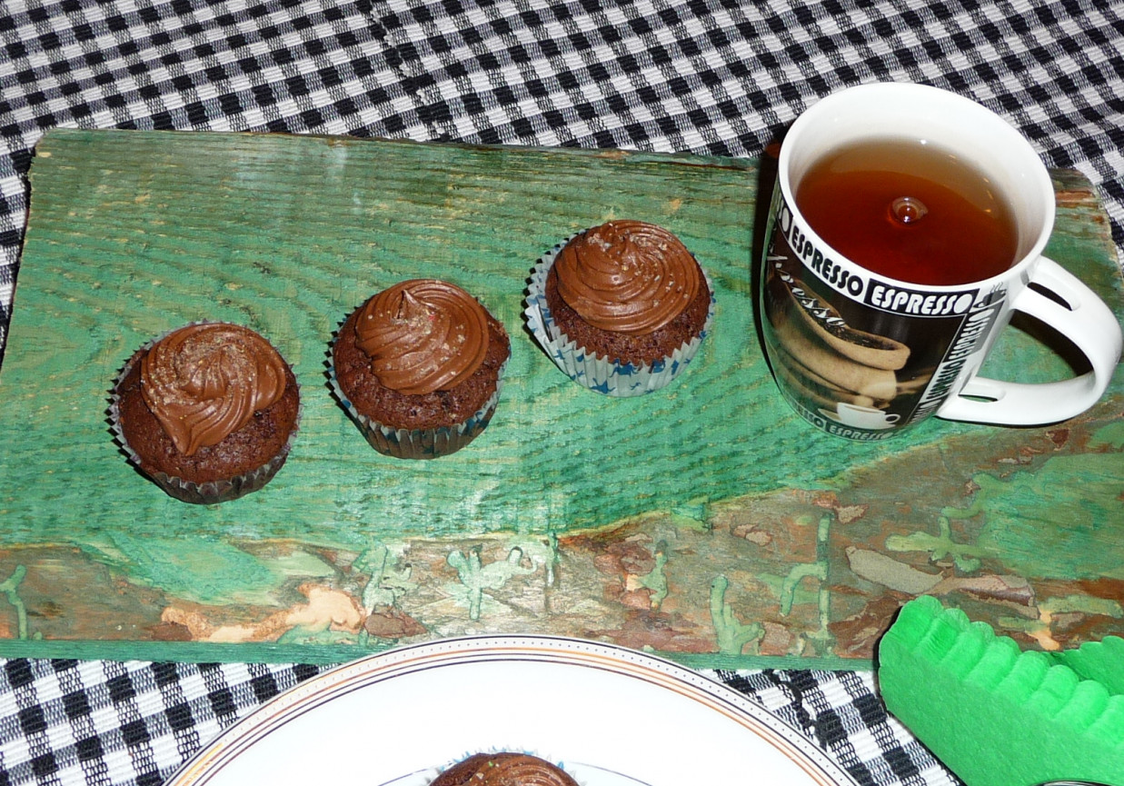 Kakaowe babeczki z czekoladowym kremem i orzechami foto