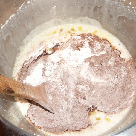 Krok 3 - Kakaowe babeczki z czekoladowym kremem i orzechami foto
