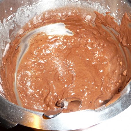 Krok 4 - Kakaowe babeczki z czekoladowym kremem i orzechami foto