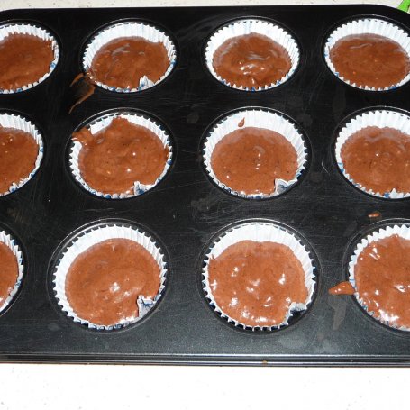 Krok 5 - Kakaowe babeczki z czekoladowym kremem i orzechami foto