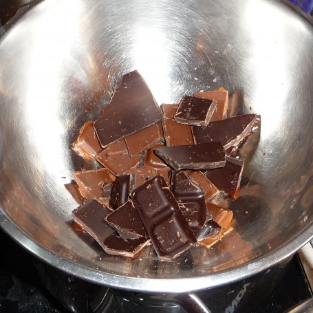 Krok 6 - Kakaowe babeczki z czekoladowym kremem i orzechami foto