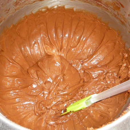 Krok 8 - Kakaowe babeczki z czekoladowym kremem i orzechami foto