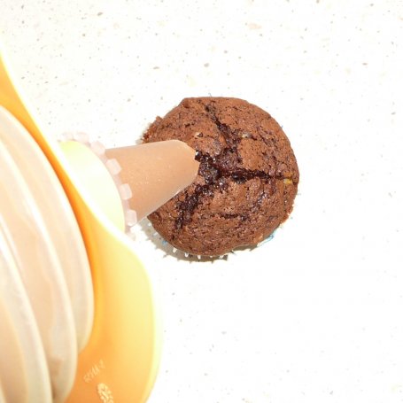 Krok 9 - Kakaowe babeczki z czekoladowym kremem i orzechami foto